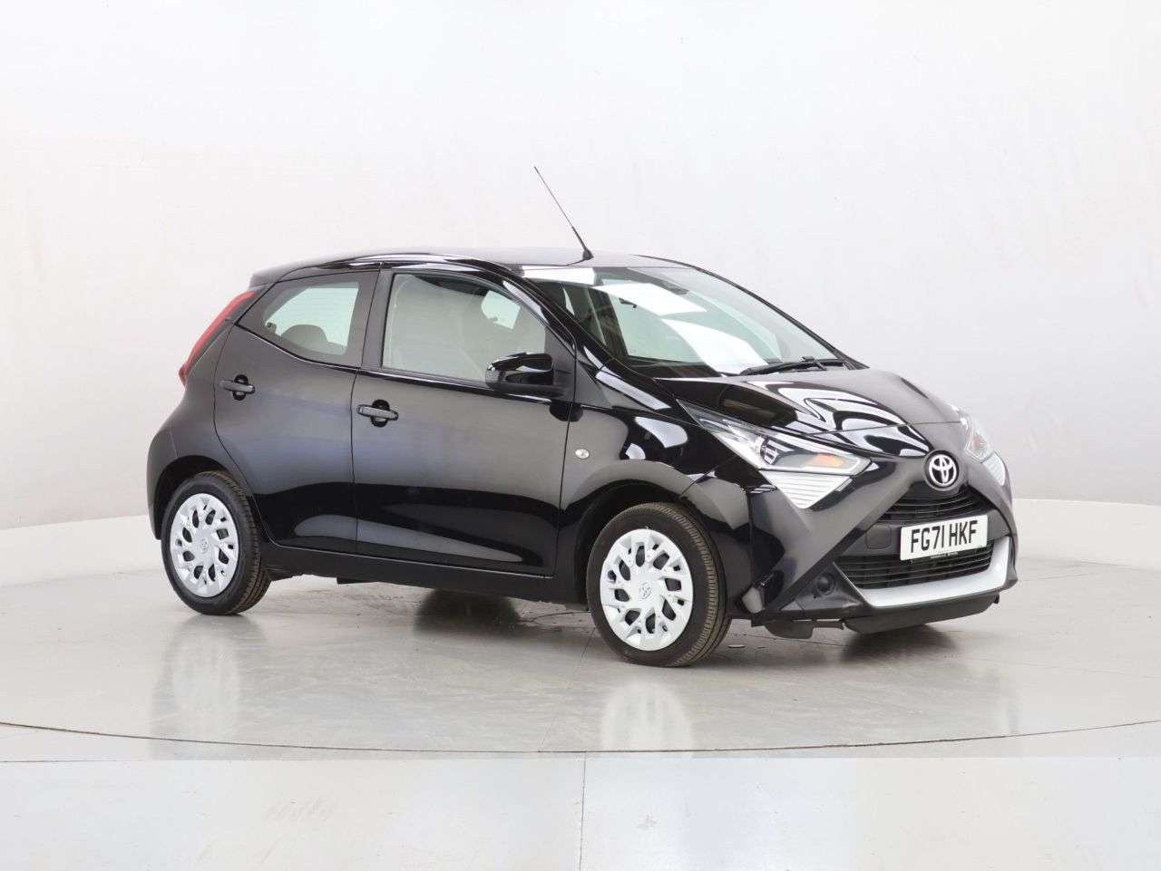 A 2022 TOYOTA AYGO 1.0 VVT-i x-play Hatchback 5dr Petrol x-shift Euro 6 (Safety Sense) (71 ps) A 2022 TOYOTA AYGO 1.0 VVT-i x-play Hatchback 5dr Petrol x-shift Euro 6 (Safety Sense) (71 ps)