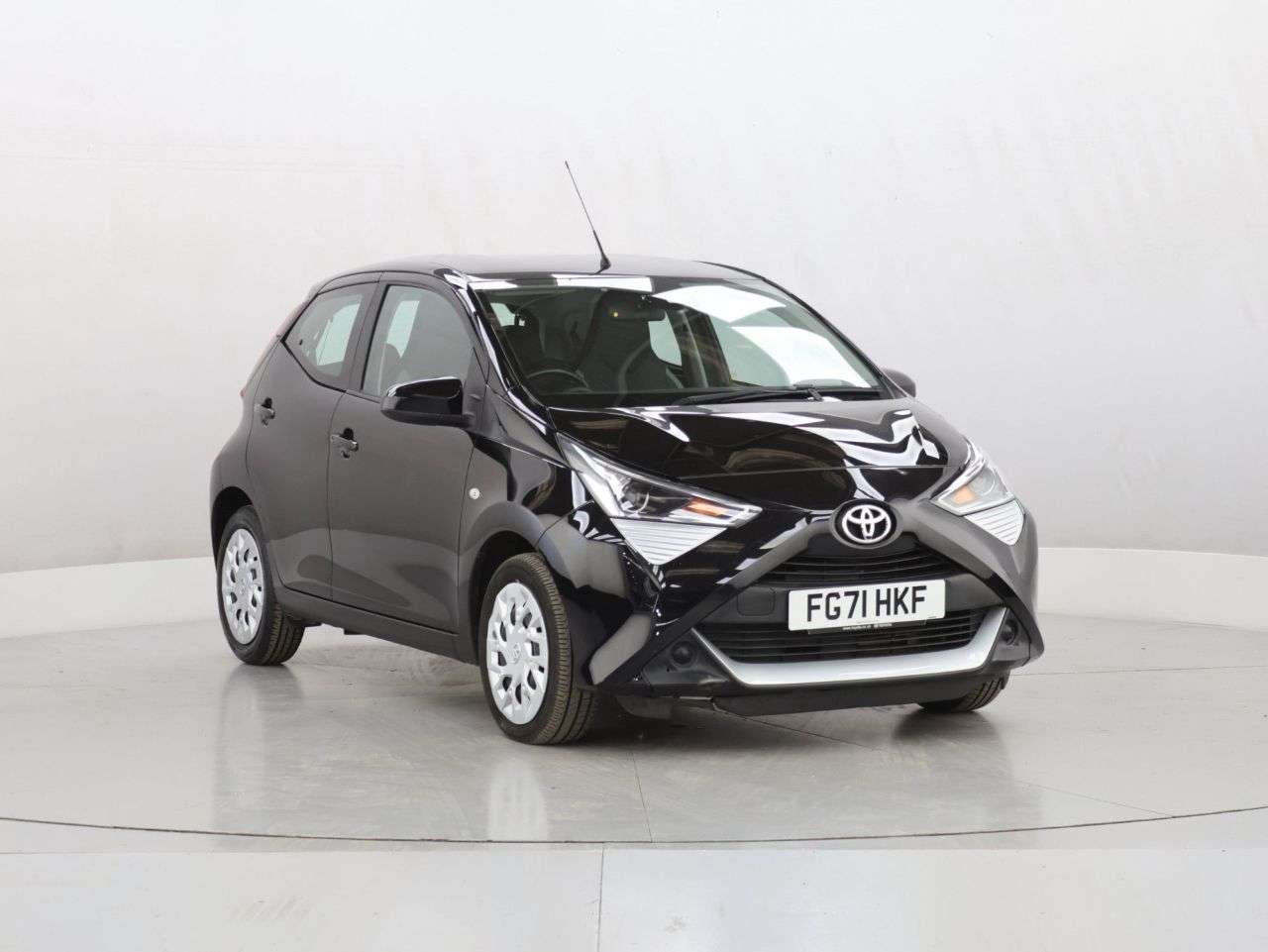 A 2022 TOYOTA AYGO 1.0 VVT-i x-play Hatchback 5dr Petrol x-shift Euro 6 (Safety Sense) (71 ps) A 2022 TOYOTA AYGO 1.0 VVT-i x-play Hatchback 5dr Petrol x-shift Euro 6 (Safety Sense) (71 ps)
