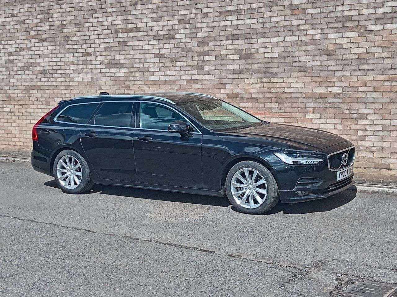 A 2020 VOLVO V90 2.0 T4 Momentum Plus Estate 5dr Petrol Auto Euro 6 (s/s) (190 ps) A 2020 VOLVO V90 2.0 T4 Momentum Plus Estate 5dr Petrol Auto Euro 6 (s/s) (190 ps)