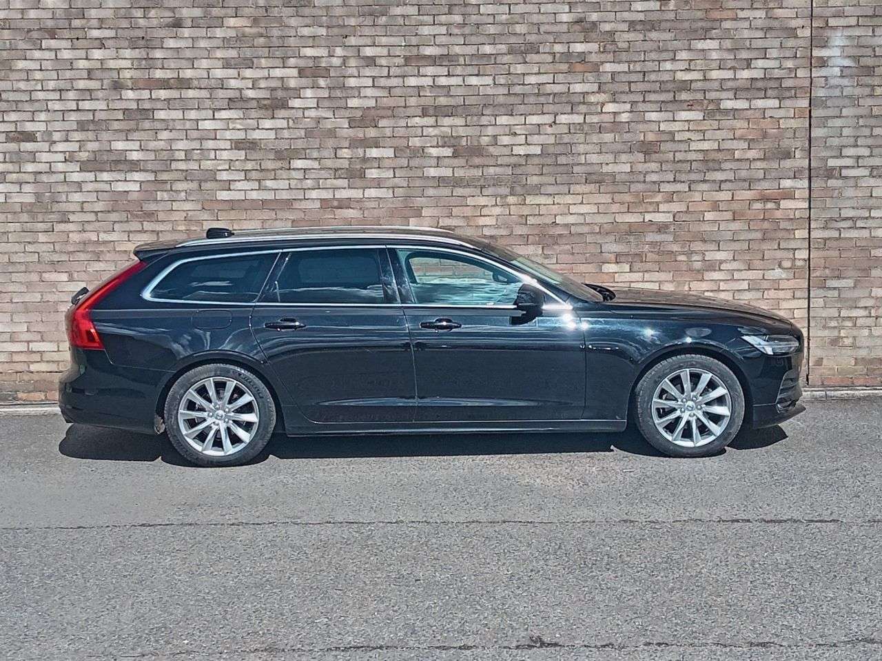 A 2020 VOLVO V90 2.0 T4 Momentum Plus Estate 5dr Petrol Auto Euro 6 (s/s) (190 ps) A 2020 VOLVO V90 2.0 T4 Momentum Plus Estate 5dr Petrol Auto Euro 6 (s/s) (190 ps)