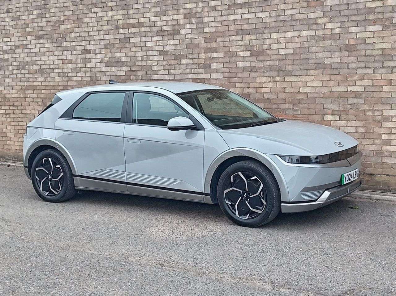 A 2024 HYUNDAI IONIQ 5 77kWh Premium Hatchback 5dr Electric Auto (228 ps) A 2024 HYUNDAI IONIQ 5 77kWh Premium Hatchback 5dr Electric Auto (228 ps)