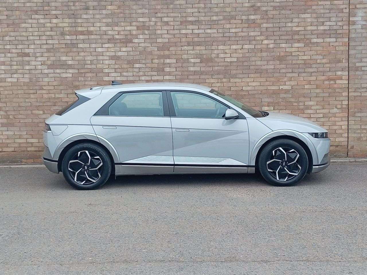 A 2024 HYUNDAI IONIQ 5 77kWh Premium Hatchback 5dr Electric Auto (228 ps) A 2024 HYUNDAI IONIQ 5 77kWh Premium Hatchback 5dr Electric Auto (228 ps)