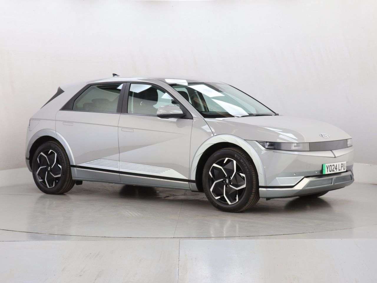 A 2024 HYUNDAI IONIQ 5 77kWh Premium Hatchback 5dr Electric Auto (228 ps) A 2024 HYUNDAI IONIQ 5 77kWh Premium Hatchback 5dr Electric Auto (228 ps)