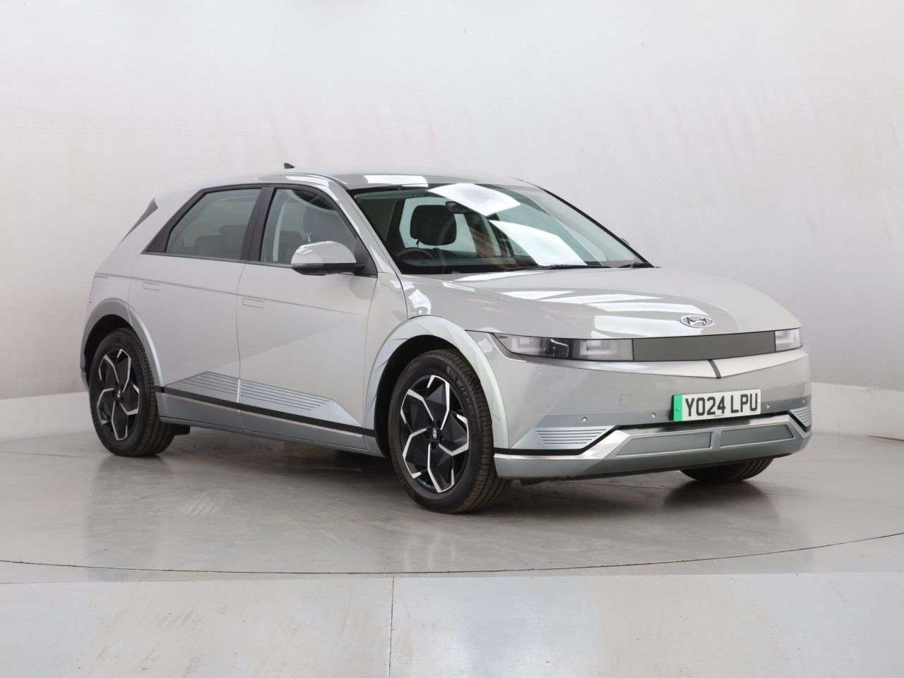 A 2024 HYUNDAI IONIQ 5 77kWh Premium Hatchback 5dr Electric Auto (228 ps) A 2024 HYUNDAI IONIQ 5 77kWh Premium Hatchback 5dr Electric Auto (228 ps)