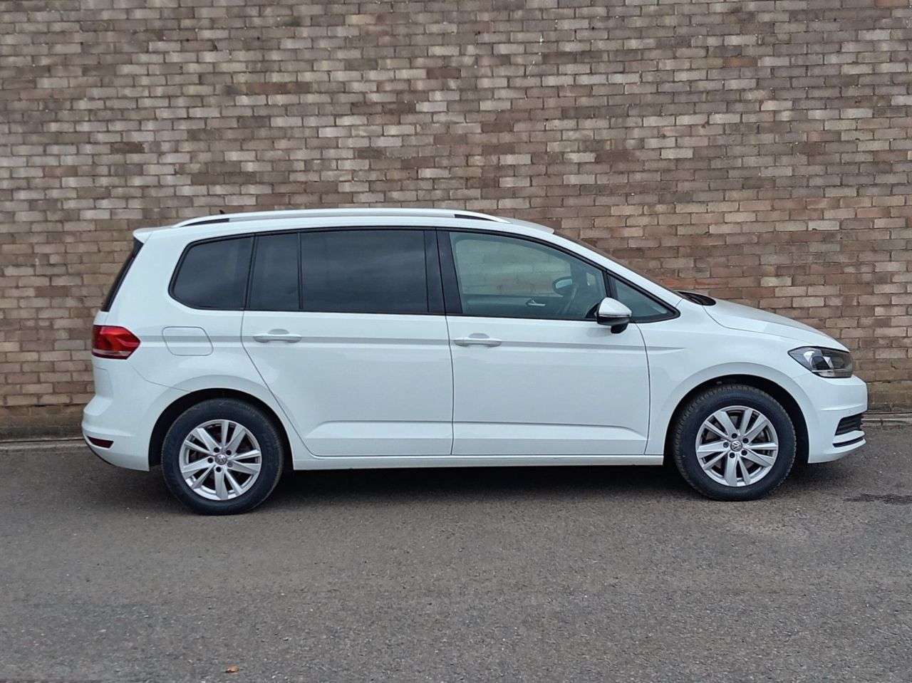 A 2019 VOLKSWAGEN TOURAN 1.5 TSI EVO SE MPV 5dr Petrol DSG Euro 6 (s/s) (150 ps) A 2019 VOLKSWAGEN TOURAN 1.5 TSI EVO SE MPV 5dr Petrol DSG Euro 6 (s/s) (150 ps)