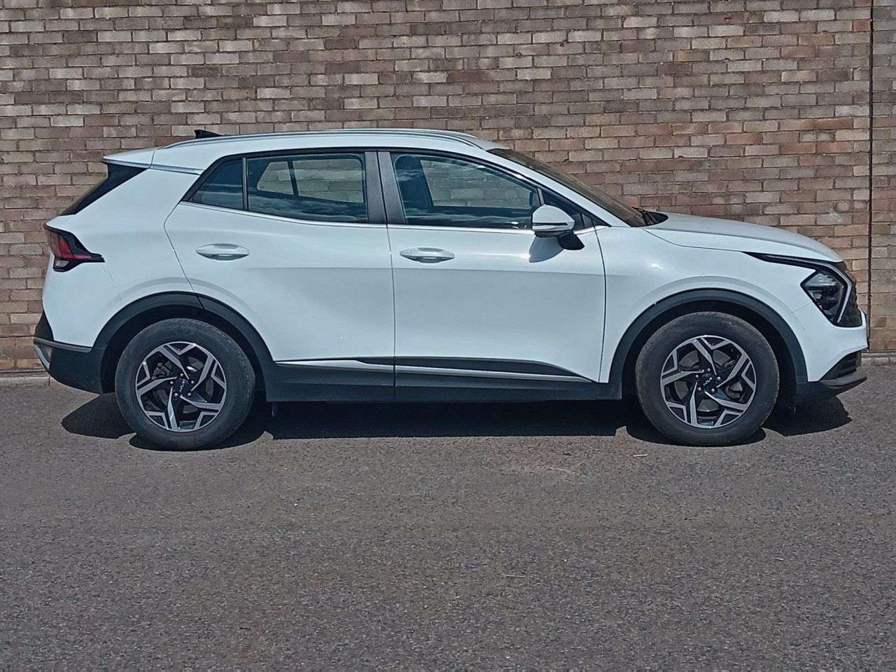 A 2023 KIA SPORTAGE 1.6 T-GDi 2 SUV 5dr Petrol Manual Euro 6 (s/s) (148 bhp) A 2023 KIA SPORTAGE 1.6 T-GDi 2 SUV 5dr Petrol Manual Euro 6 (s/s) (148 bhp)