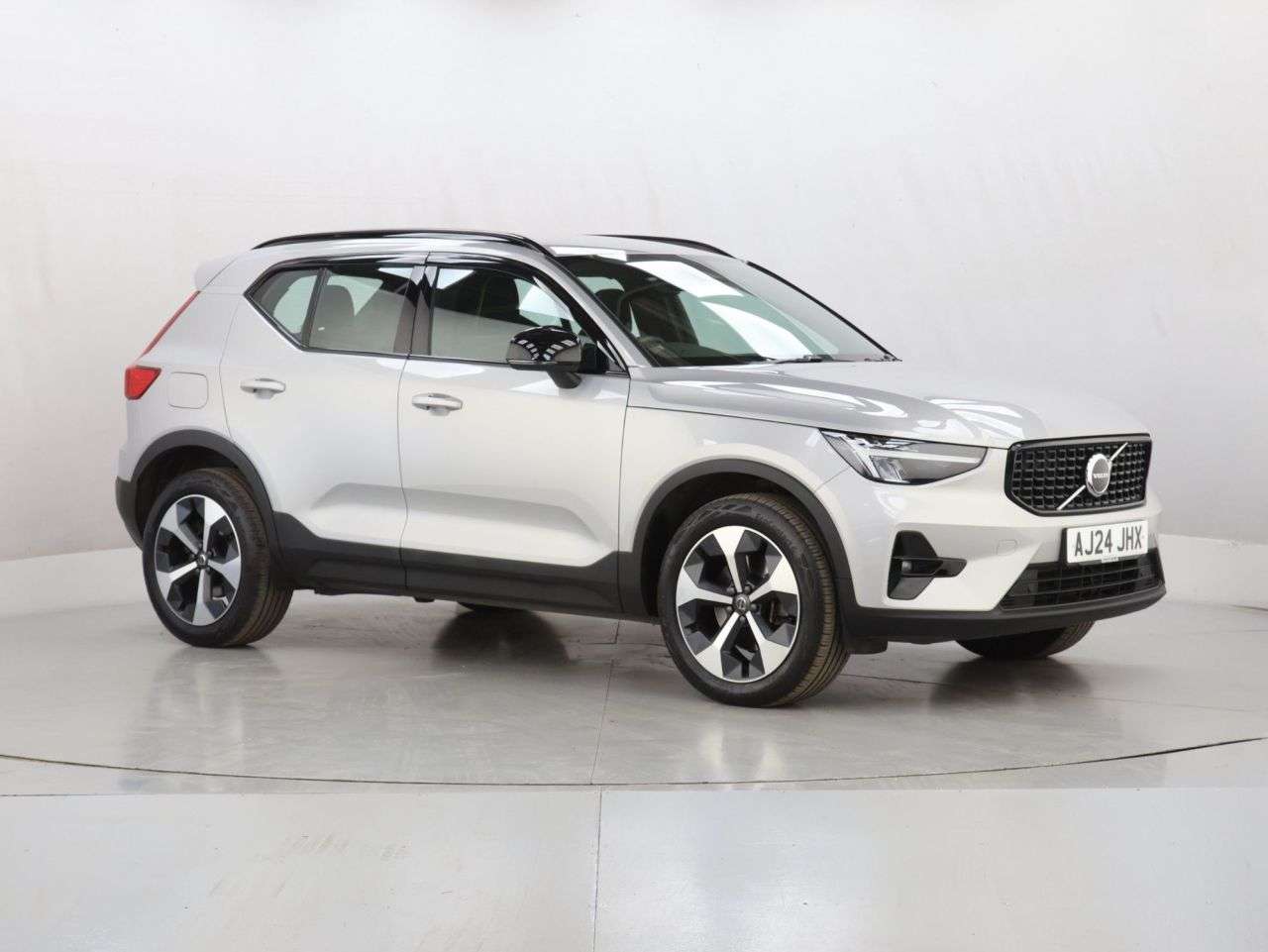 A 2024 VOLVO XC40 2.0 B3 MHEV Plus Dark SUV 5dr Petrol Hybrid DCT Auto Euro 6 (s/s) (163 ps) A 2024 VOLVO XC40 2.0 B3 MHEV Plus Dark SUV 5dr Petrol Hybrid DCT Auto Euro 6 (s/s) (163 ps)