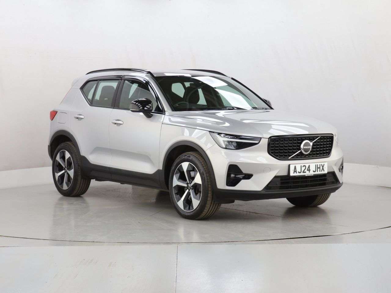 A 2024 VOLVO XC40 2.0 B3 MHEV Plus Dark SUV 5dr Petrol Hybrid DCT Auto Euro 6 (s/s) (163 ps) A 2024 VOLVO XC40 2.0 B3 MHEV Plus Dark SUV 5dr Petrol Hybrid DCT Auto Euro 6 (s/s) (163 ps)