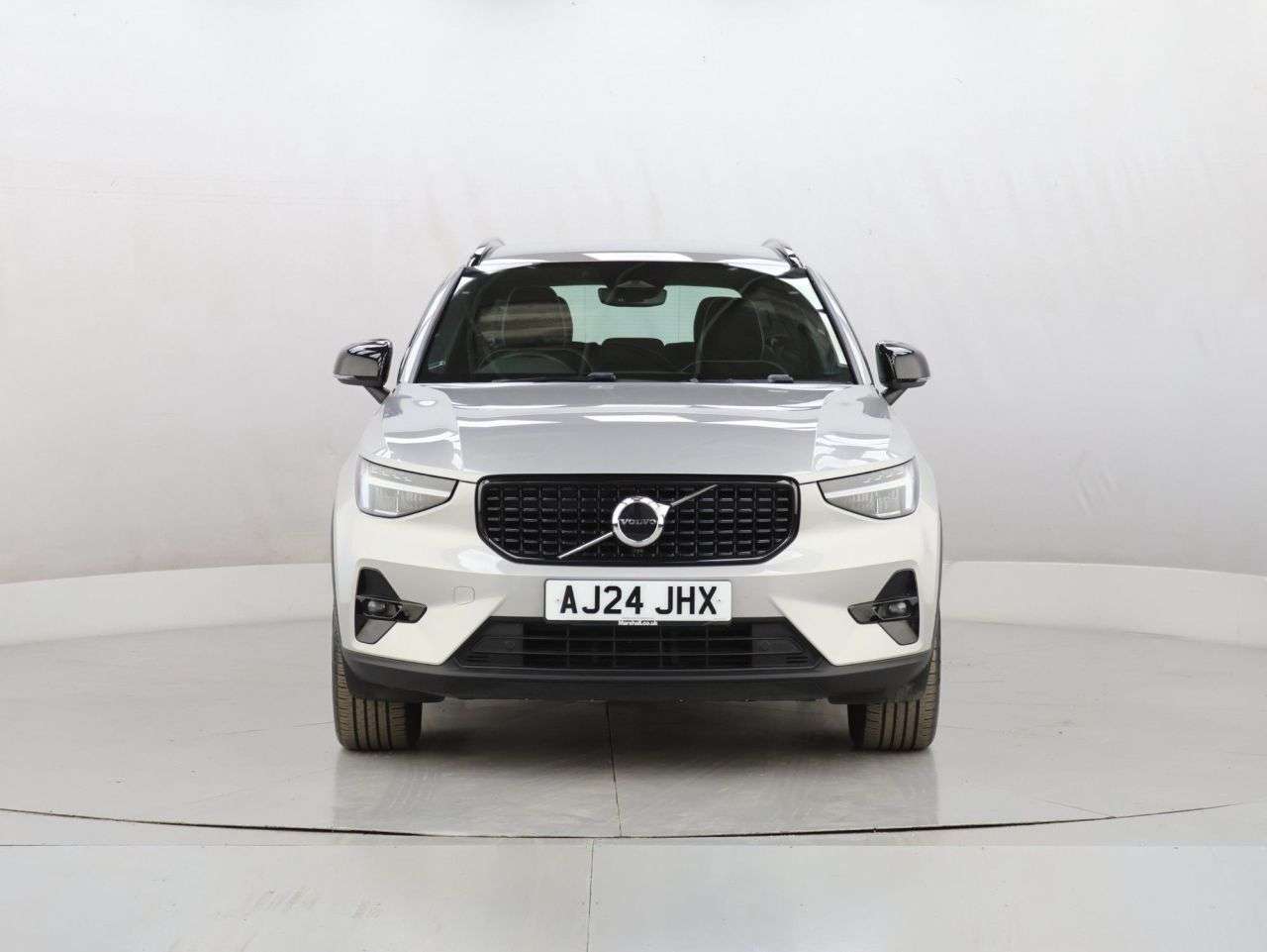 A 2024 VOLVO XC40 2.0 B3 MHEV Plus Dark SUV 5dr Petrol Hybrid DCT Auto Euro 6 (s/s) (163 ps) A 2024 VOLVO XC40 2.0 B3 MHEV Plus Dark SUV 5dr Petrol Hybrid DCT Auto Euro 6 (s/s) (163 ps)