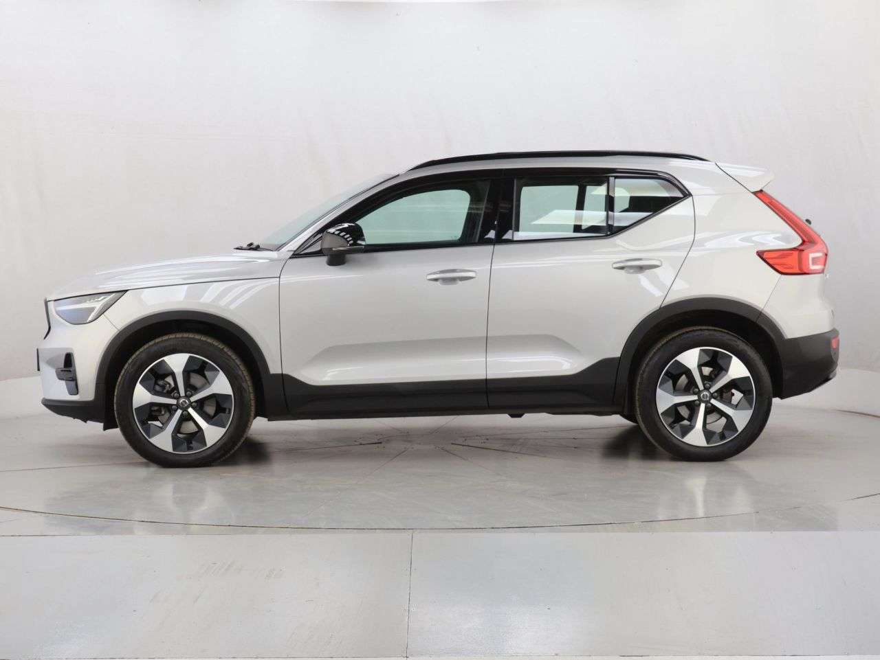 2024 VOLVO XC40 2024 VOLVO XC40