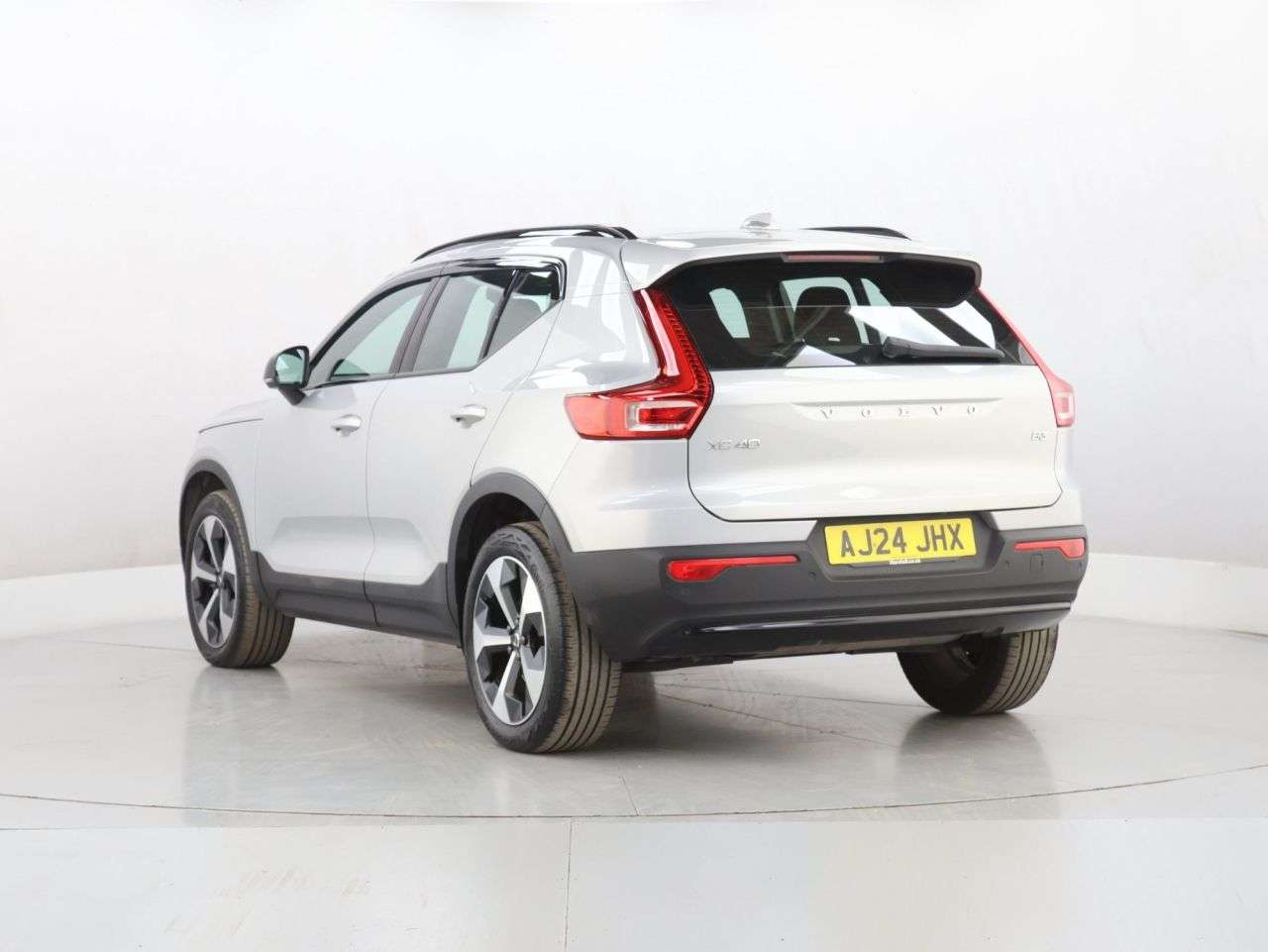 2024 VOLVO XC40 2024 VOLVO XC40