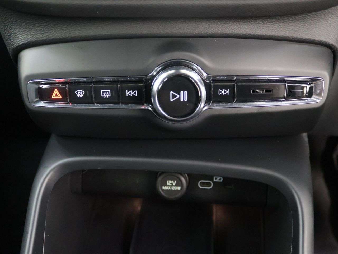 2024 VOLVO XC40 2024 VOLVO XC40