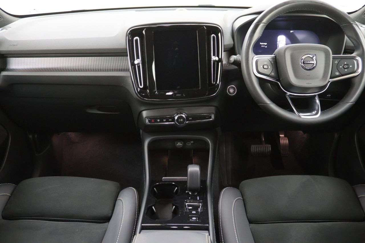 2024 VOLVO XC40 2024 VOLVO XC40