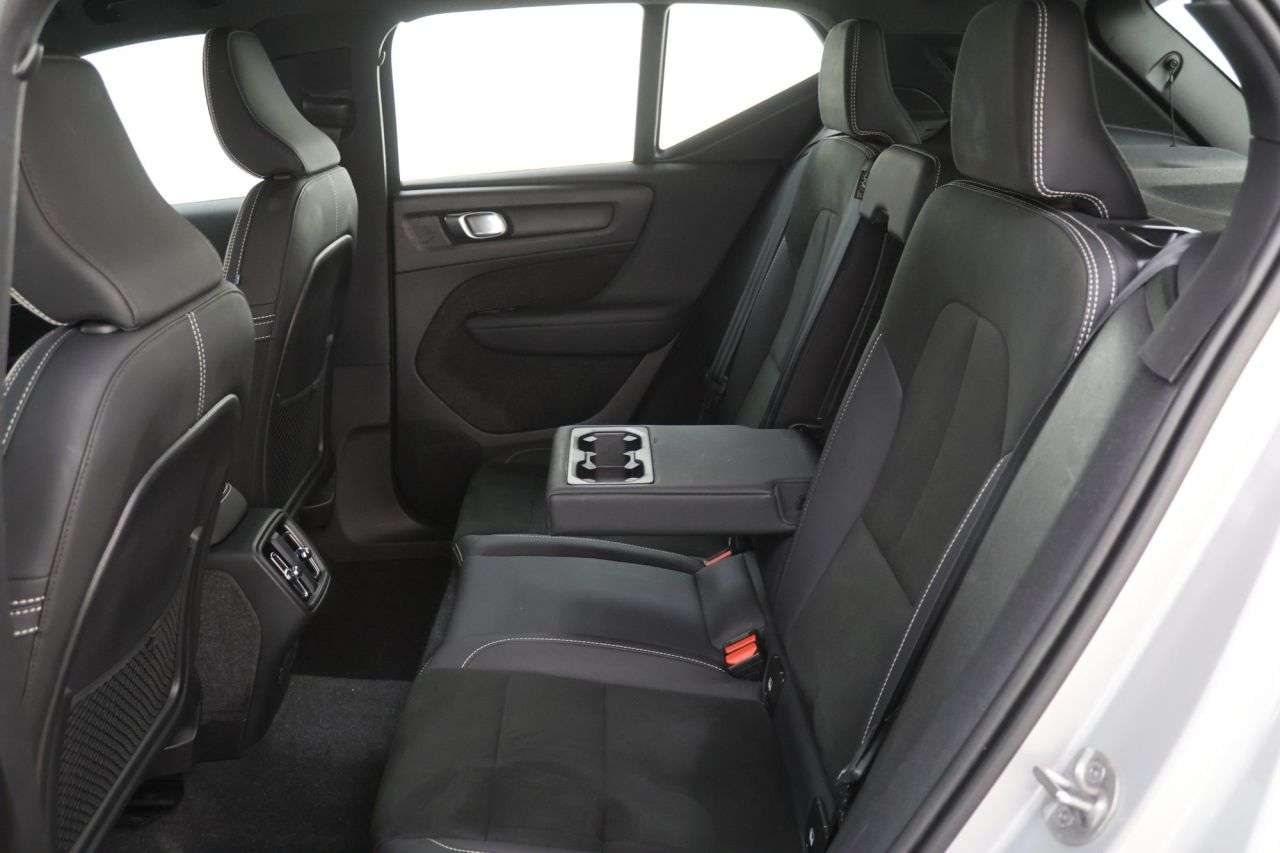2024 VOLVO XC40 2024 VOLVO XC40