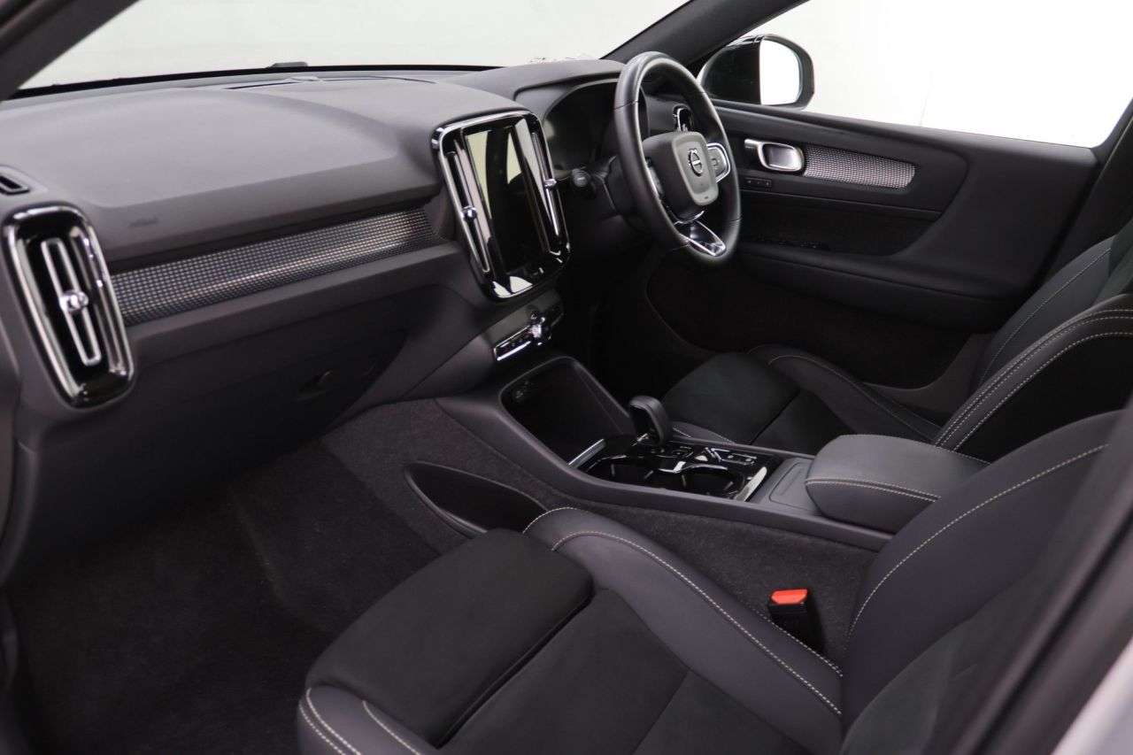 2024 VOLVO XC40 2024 VOLVO XC40
