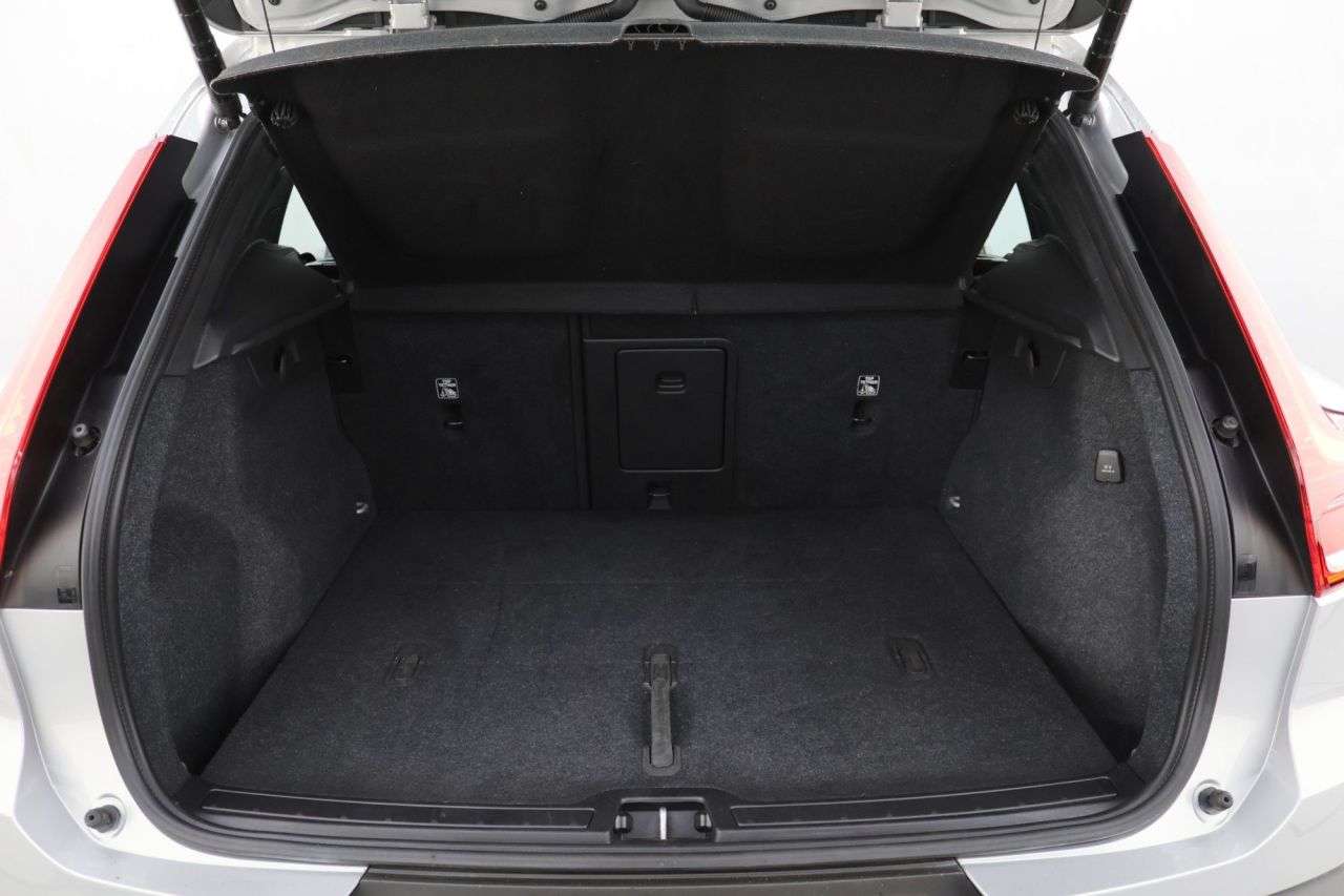 2024 VOLVO XC40 2024 VOLVO XC40