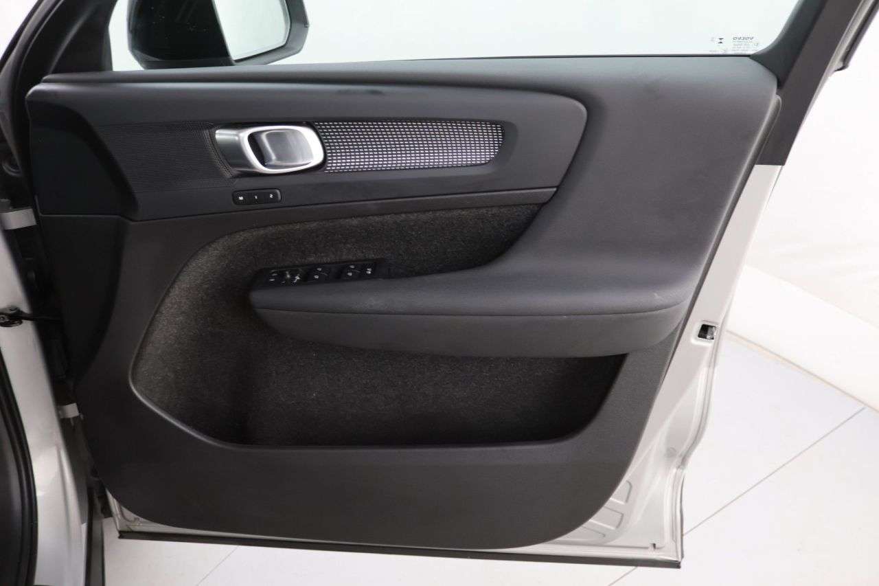 2024 VOLVO XC40 2024 VOLVO XC40