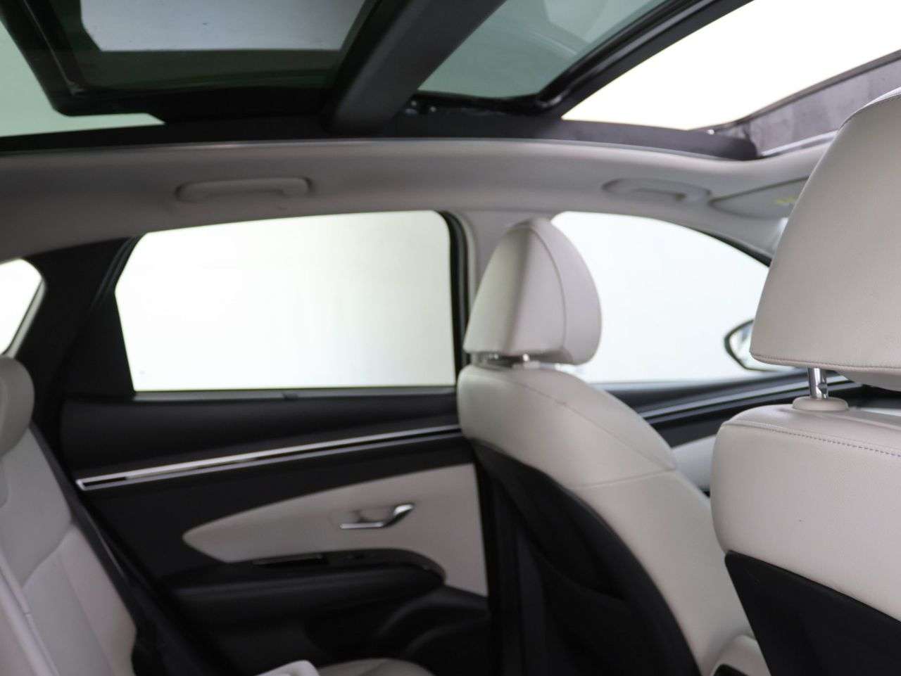 A 2023 HYUNDAI TUCSON 1.6 T-GDi 13.8kWh Ultimate SUV 5dr Petrol Plug-in Hybrid Auto 4WD Euro 6 (s A 2023 HYUNDAI TUCSON 1.6 T-GDi 13.8kWh Ultimate SUV 5dr Petrol Plug-in Hybrid Auto 4WD Euro 6 (s