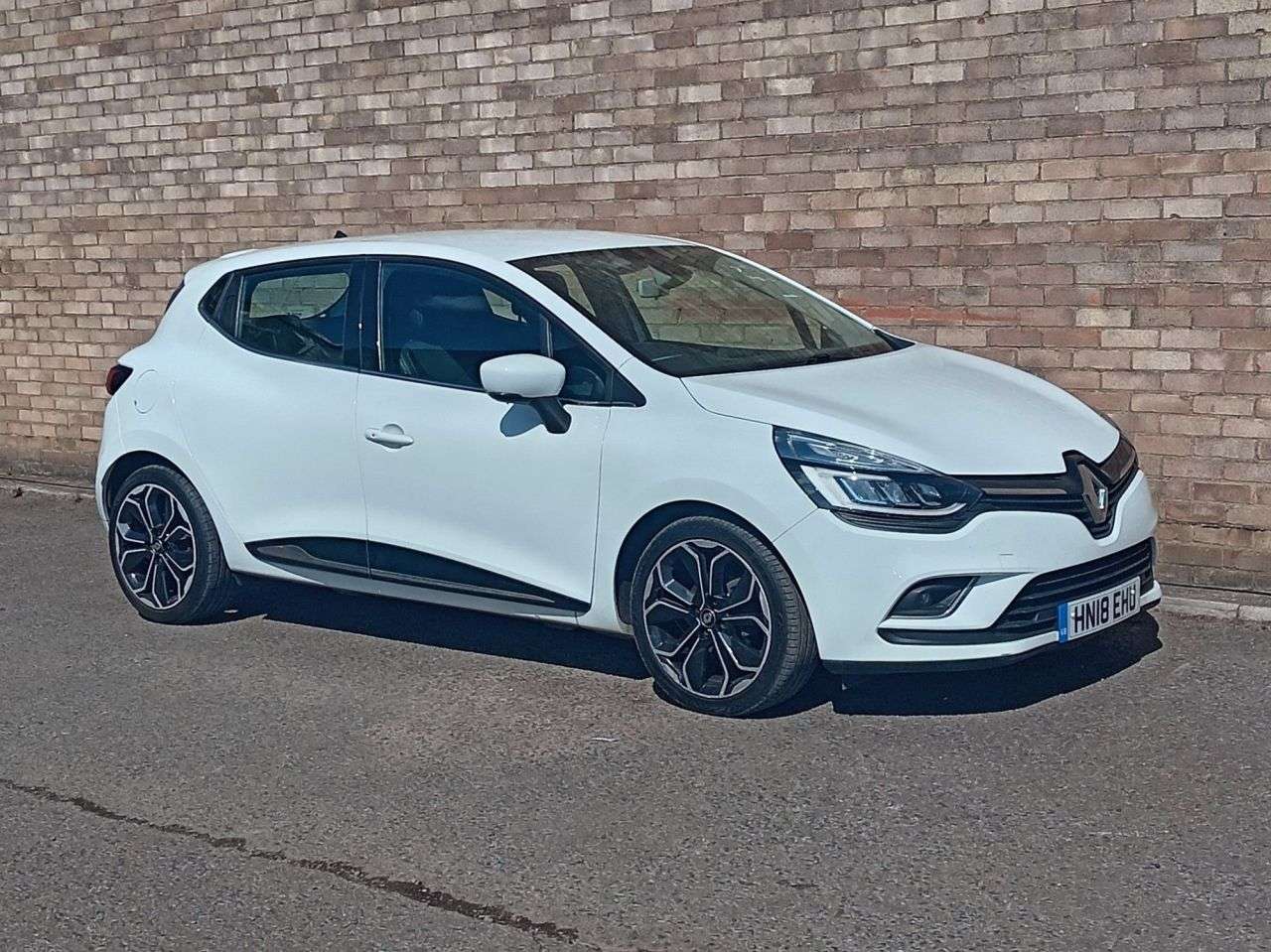 A 2018 RENAULT CLIO 0.9 TCe Dynamique S Nav Hatchback 5dr Petrol Manual Euro 6 (s/s) (90 ps) A 2018 RENAULT CLIO 0.9 TCe Dynamique S Nav Hatchback 5dr Petrol Manual Euro 6 (s/s) (90 ps)