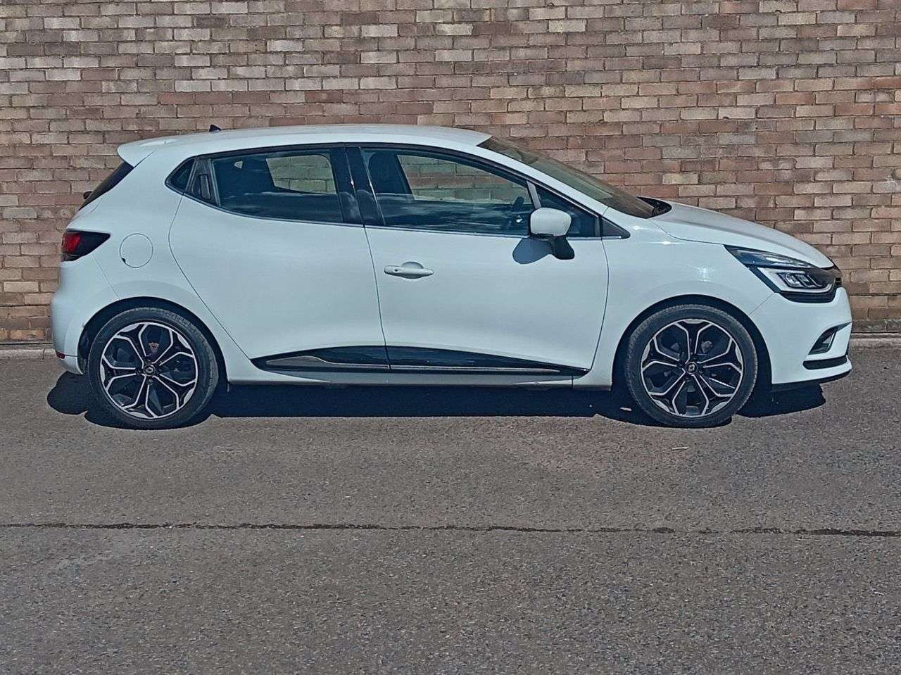 A 2018 RENAULT CLIO 0.9 TCe Dynamique S Nav Hatchback 5dr Petrol Manual Euro 6 (s/s) (90 ps) A 2018 RENAULT CLIO 0.9 TCe Dynamique S Nav Hatchback 5dr Petrol Manual Euro 6 (s/s) (90 ps)