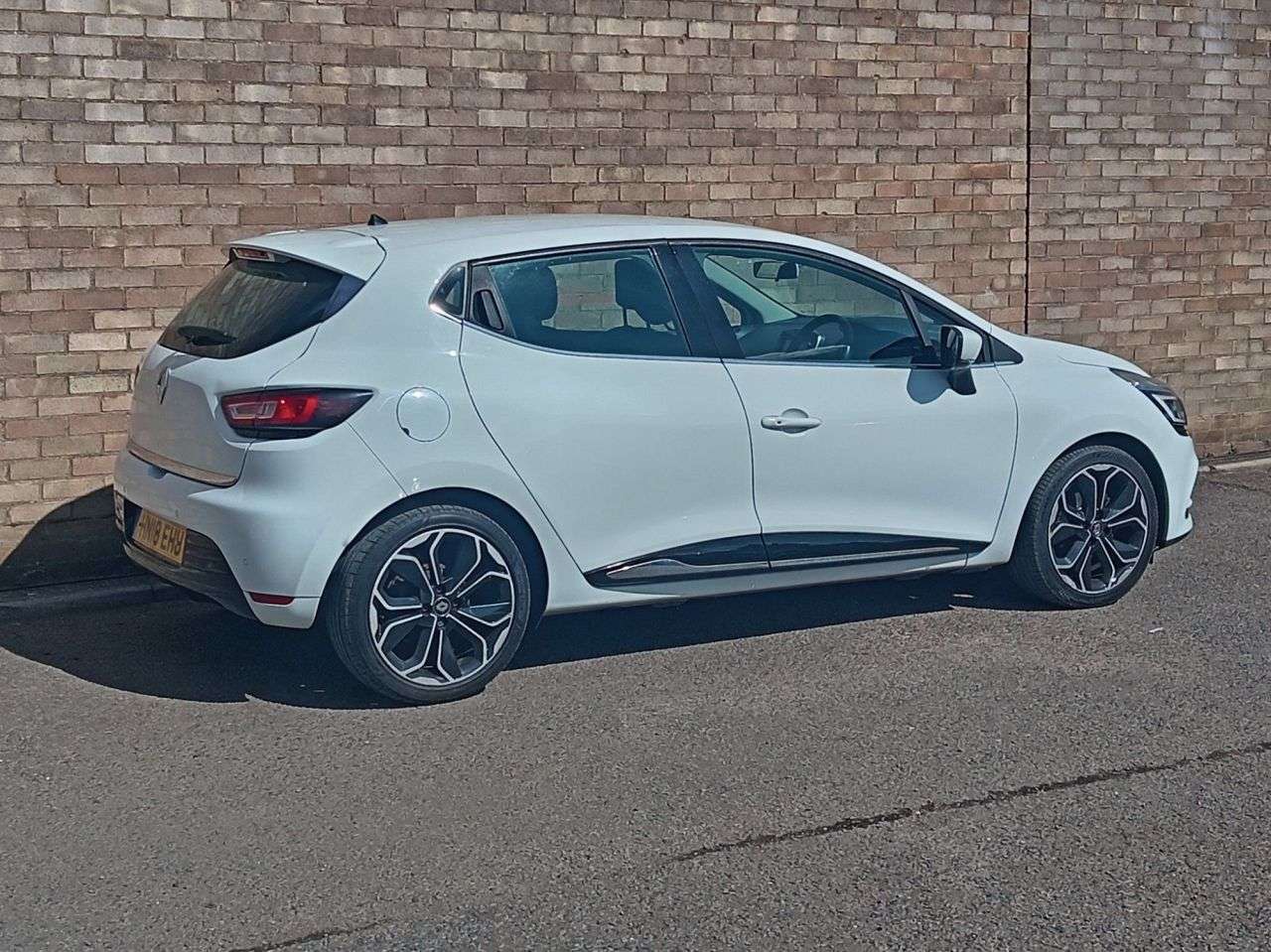 A 2018 RENAULT CLIO 0.9 TCe Dynamique S Nav Hatchback 5dr Petrol Manual Euro 6 (s/s) (90 ps) A 2018 RENAULT CLIO 0.9 TCe Dynamique S Nav Hatchback 5dr Petrol Manual Euro 6 (s/s) (90 ps)