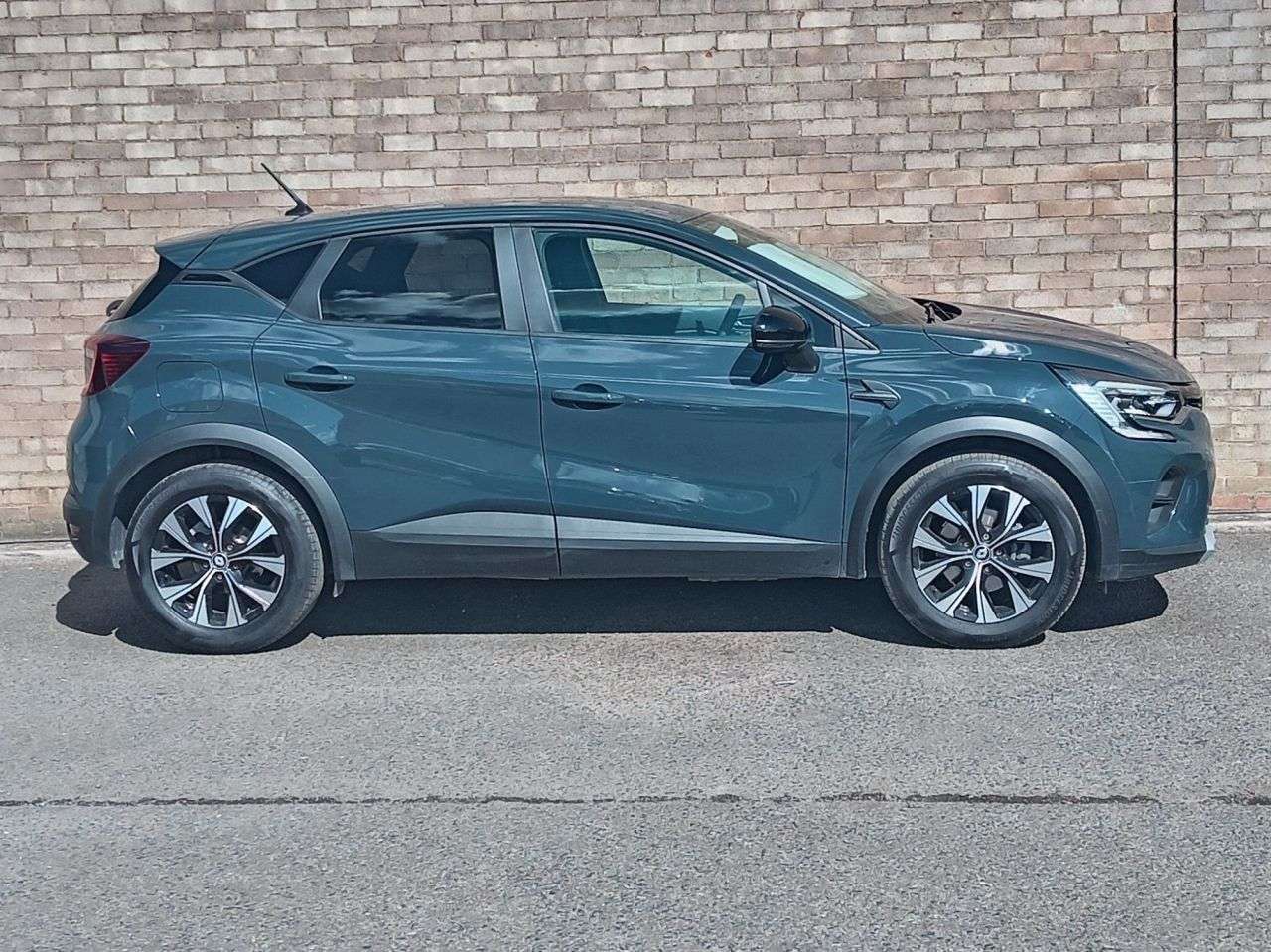 A 2023 RENAULT CAPTUR 1.6 E-TECH evolution SUV 5dr Petrol Hybrid Auto Euro 6 (s/s) (145 ps) A 2023 RENAULT CAPTUR 1.6 E-TECH evolution SUV 5dr Petrol Hybrid Auto Euro 6 (s/s) (145 ps)