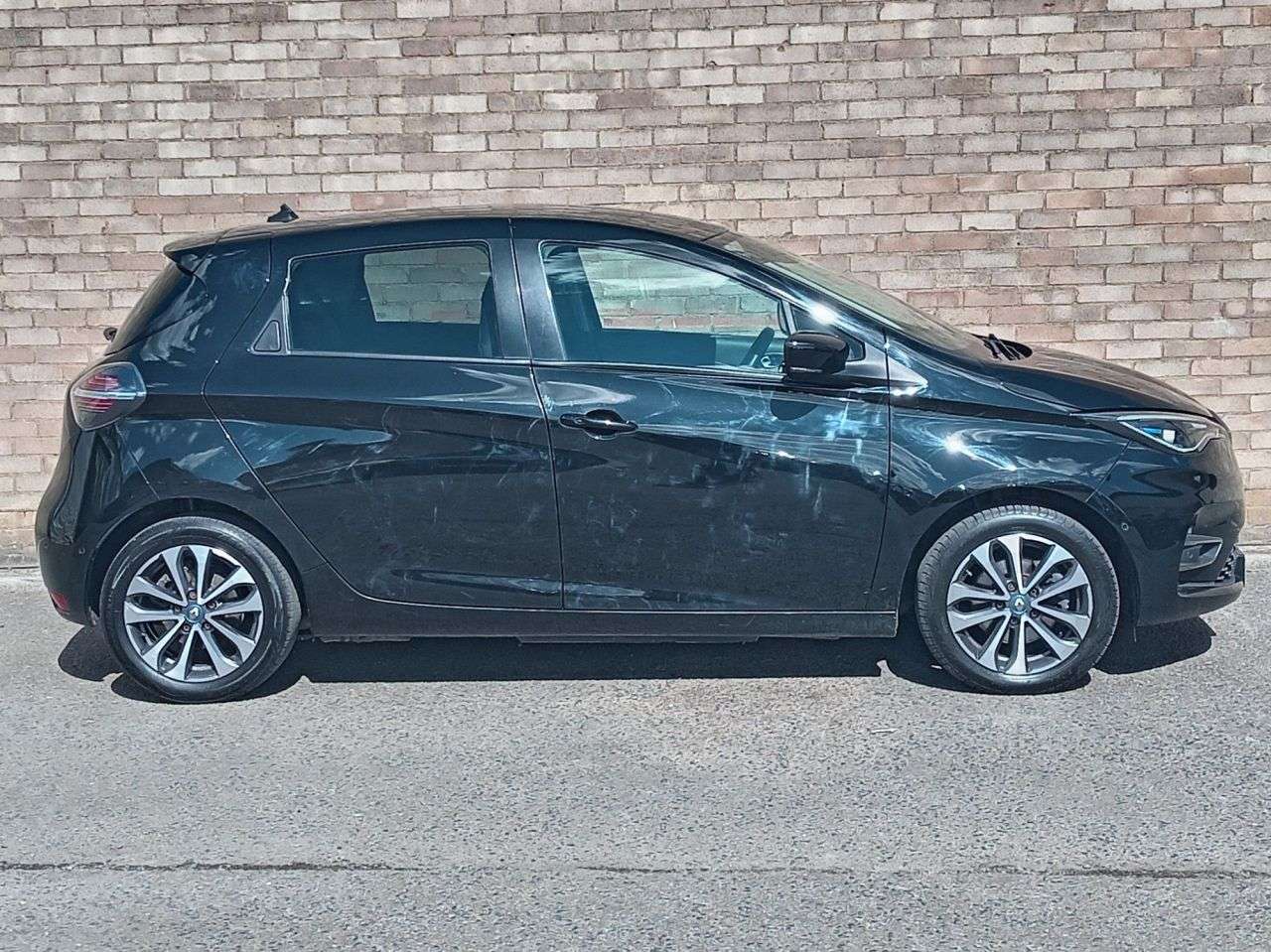 A 2021 RENAULT ZOE R135 52kWh GT Line Hatchback 5dr Electric Auto (i, Rapid Charge) (134 bhp) A 2021 RENAULT ZOE R135 52kWh GT Line Hatchback 5dr Electric Auto (i, Rapid Charge) (134 bhp)