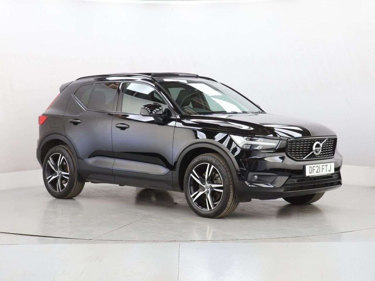 A 2021 VOLVO XC40 1.5h T5 Twin Engine Recharge 10.7kWh R-Design SUV 5dr Petrol Plug-in Hybrid A 2021 VOLVO XC40 1.5h T5 Twin Engine Recharge 10.7kWh R-Design SUV 5dr Petrol Plug-in Hybrid
