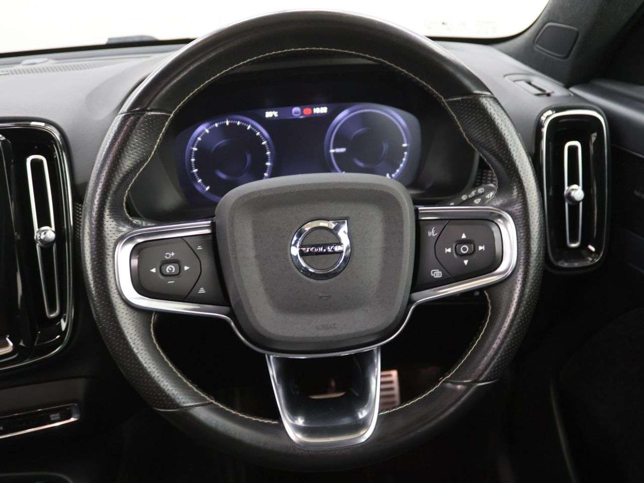 2021 VOLVO XC40 2021 VOLVO XC40