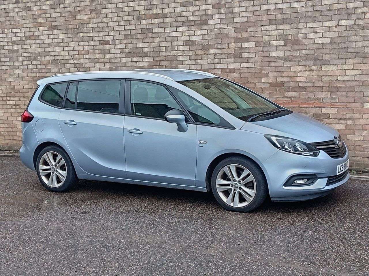 A 2018 VAUXHALL ZAFIRA TOURER 2.0 CDTi SRi MPV 5dr Diesel Manual Euro 6 (s/s) (170 ps) A 2018 VAUXHALL ZAFIRA TOURER 2.0 CDTi SRi MPV 5dr Diesel Manual Euro 6 (s/s) (170 ps)