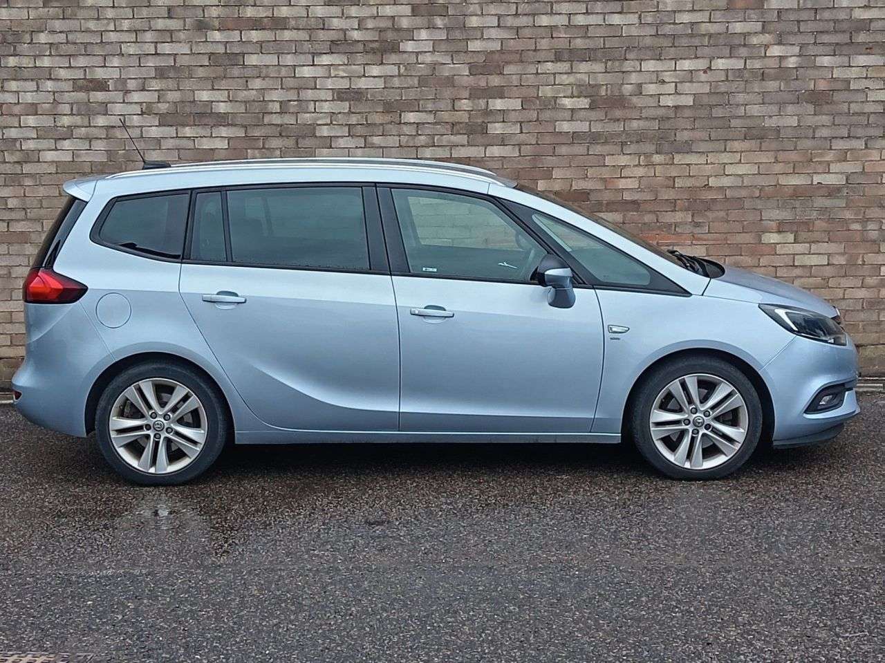 A 2018 VAUXHALL ZAFIRA TOURER 2.0 CDTi SRi MPV 5dr Diesel Manual Euro 6 (s/s) (170 ps) A 2018 VAUXHALL ZAFIRA TOURER 2.0 CDTi SRi MPV 5dr Diesel Manual Euro 6 (s/s) (170 ps)