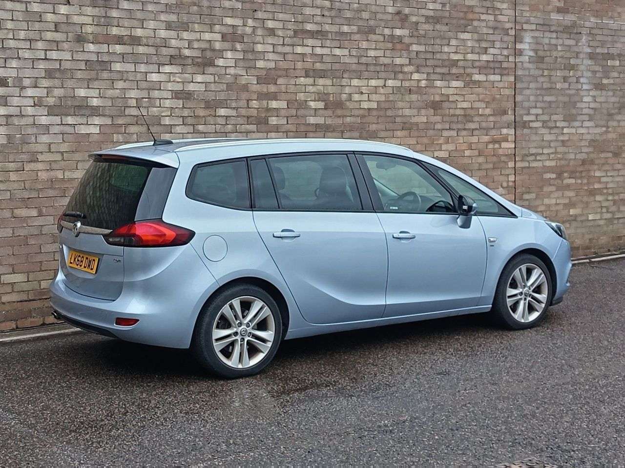 A 2018 VAUXHALL ZAFIRA TOURER 2.0 CDTi SRi MPV 5dr Diesel Manual Euro 6 (s/s) (170 ps) A 2018 VAUXHALL ZAFIRA TOURER 2.0 CDTi SRi MPV 5dr Diesel Manual Euro 6 (s/s) (170 ps)