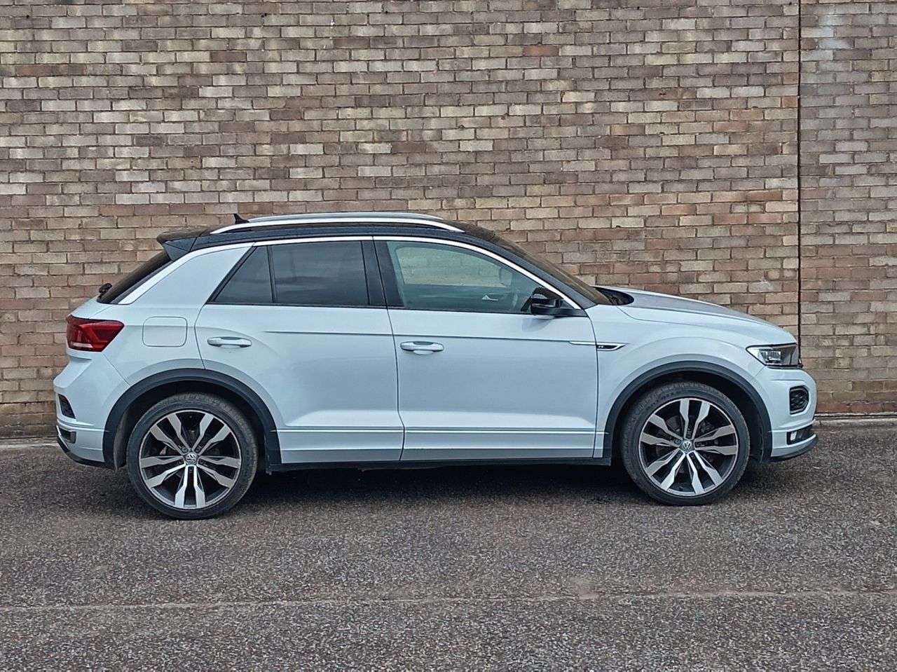 A 2019 VOLKSWAGEN T-ROC 1.5 TSI GPF EVO R-Line SUV 5dr Petrol DSG Euro 6 (s/s) (150 ps) A 2019 VOLKSWAGEN T-ROC 1.5 TSI GPF EVO R-Line SUV 5dr Petrol DSG Euro 6 (s/s) (150 ps)