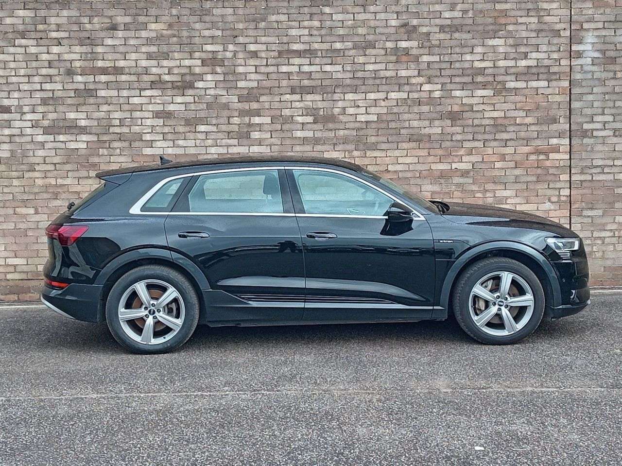 A 2022 AUDI E-TRON 50 Technik SUV 5dr Electric Auto quattro 71.2kWh (11kW Charger) (313 ps) A 2022 AUDI E-TRON 50 Technik SUV 5dr Electric Auto quattro 71.2kWh (11kW Charger) (313 ps)