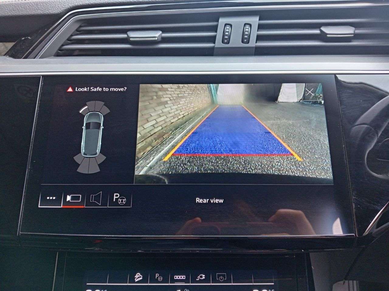 A 2022 AUDI E-TRON 50 Technik SUV 5dr Electric Auto quattro 71.2kWh (11kW Charger) (313 ps) A 2022 AUDI E-TRON 50 Technik SUV 5dr Electric Auto quattro 71.2kWh (11kW Charger) (313 ps)