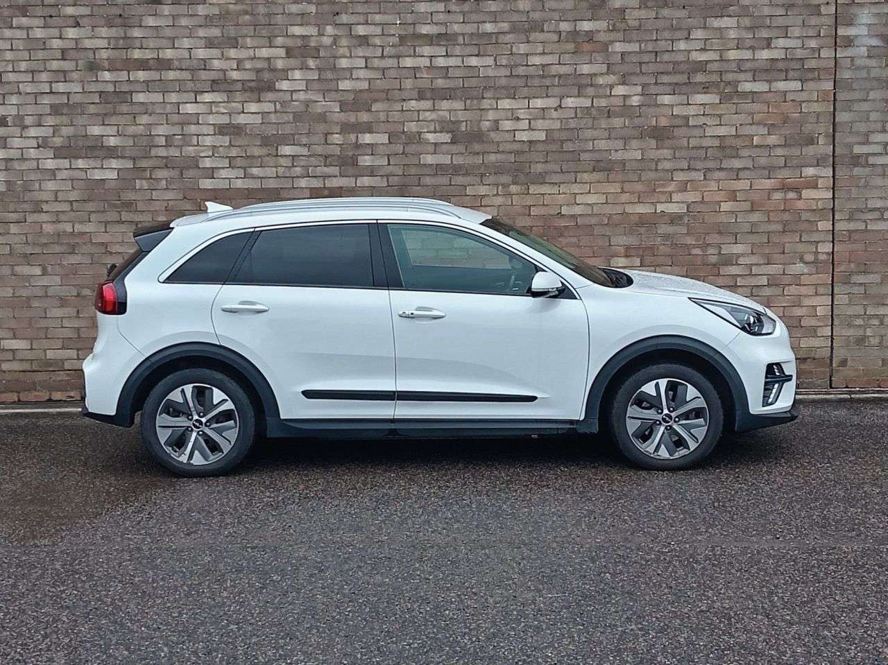 A 2022 KIA NIRO 64kWh 2 SUV 5dr Electric Auto (201 bhp) A 2022 KIA NIRO 64kWh 2 SUV 5dr Electric Auto (201 bhp)