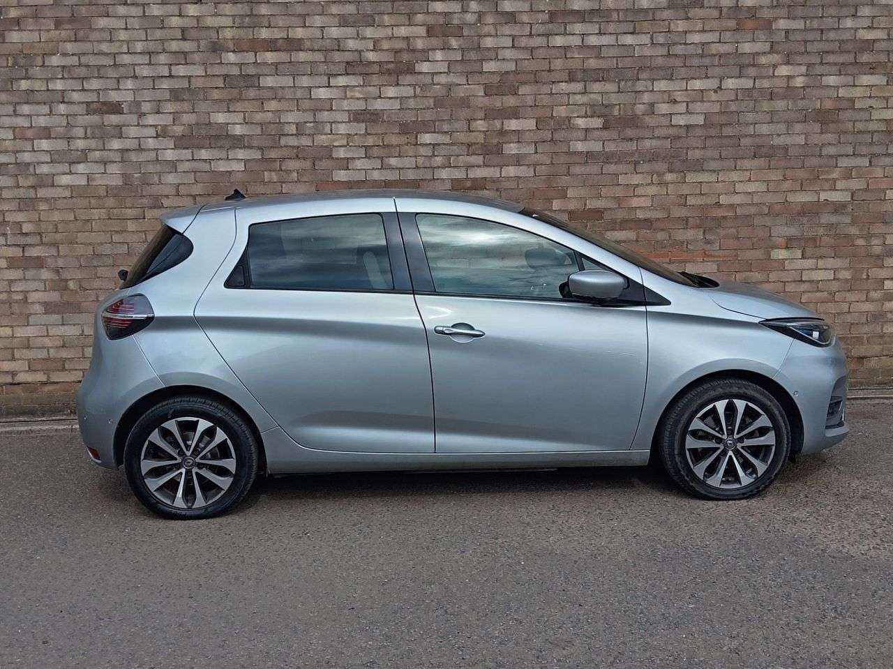 A 2021 RENAULT ZOE R135 EV50 52kWh GT Line Hatchback 5dr Electric Auto (Rapid Charge) (134 bhp A 2021 RENAULT ZOE R135 EV50 52kWh GT Line Hatchback 5dr Electric Auto (Rapid Charge) (134 bhp