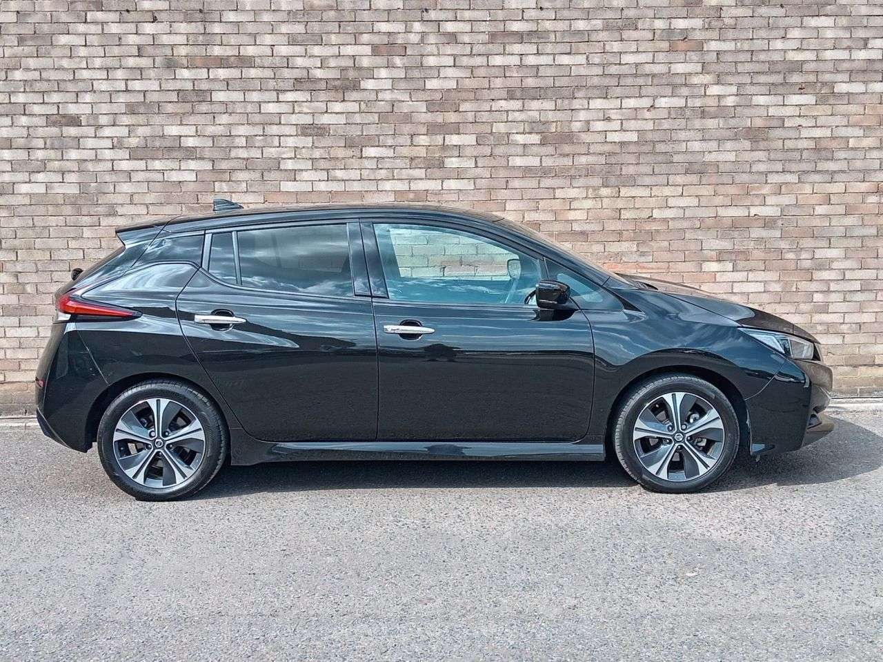 A 2022 NISSAN LEAF 40kWh N-Connecta Hatchback 5dr Electric Auto (150 ps) A 2022 NISSAN LEAF 40kWh N-Connecta Hatchback 5dr Electric Auto (150 ps)