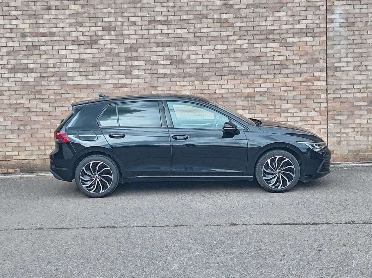 A 2023 VOLKSWAGEN GOLF 1.5 TSI Life Hatchback 5dr Petrol Manual Euro 6 (s/s) (130 ps) A 2023 VOLKSWAGEN GOLF 1.5 TSI Life Hatchback 5dr Petrol Manual Euro 6 (s/s) (130 ps)