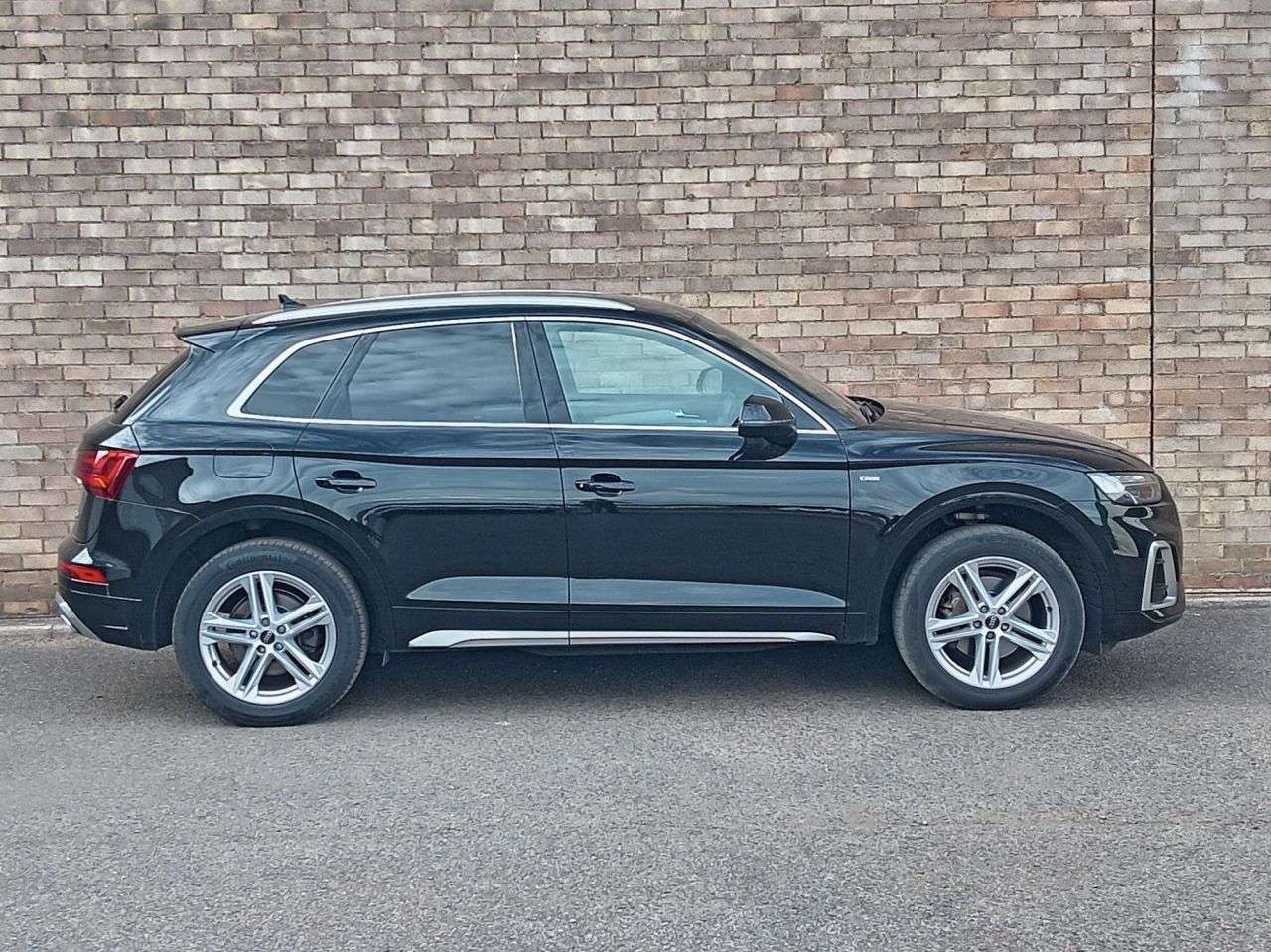 A 2023 AUDI Q5 2.0 TFSI 45 S line SUV 5dr Petrol S Tronic quattro Euro 6 (s/s) (265 ps) A 2023 AUDI Q5 2.0 TFSI 45 S line SUV 5dr Petrol S Tronic quattro Euro 6 (s/s) (265 ps)