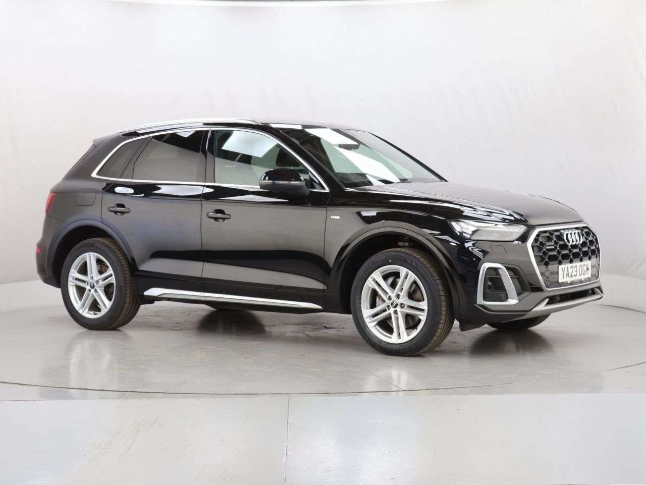 A 2023 AUDI Q5 2.0 TFSI 45 S line SUV 5dr Petrol S Tronic quattro Euro 6 (s/s) (265 ps) A 2023 AUDI Q5 2.0 TFSI 45 S line SUV 5dr Petrol S Tronic quattro Euro 6 (s/s) (265 ps)