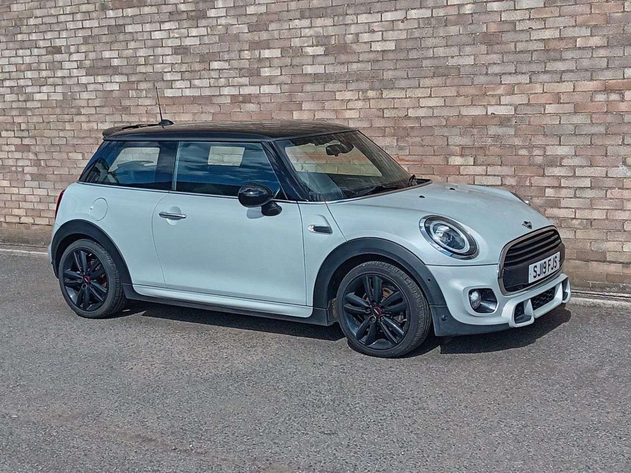 A 2019 MINI HATCH 1.5 Cooper Sport Hatchback 3dr Petrol Manual Euro 6 (s/s) (136 ps) A 2019 MINI HATCH 1.5 Cooper Sport Hatchback 3dr Petrol Manual Euro 6 (s/s) (136 ps)