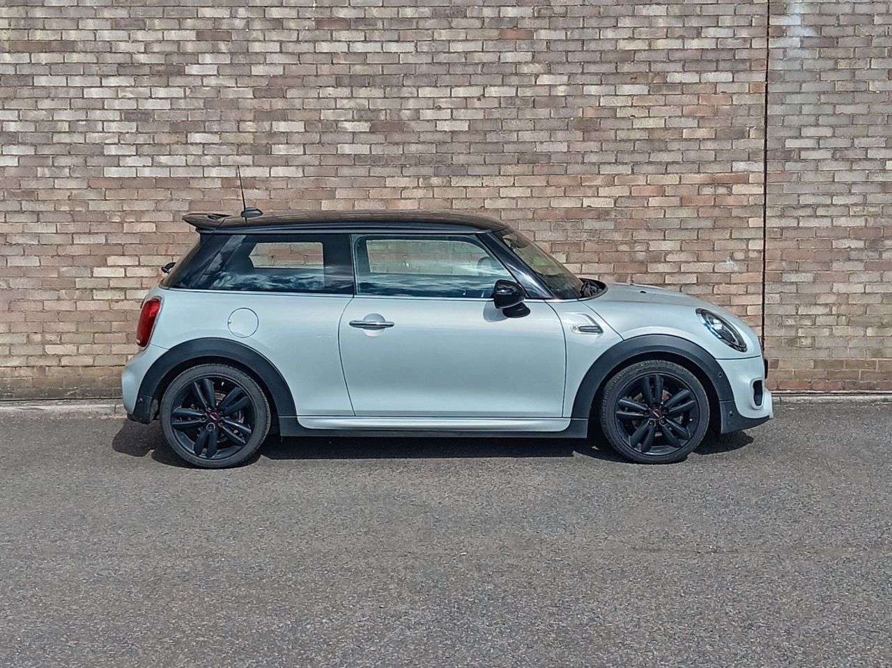 A 2019 MINI HATCH 1.5 Cooper Sport Hatchback 3dr Petrol Manual Euro 6 (s/s) (136 ps) A 2019 MINI HATCH 1.5 Cooper Sport Hatchback 3dr Petrol Manual Euro 6 (s/s) (136 ps)