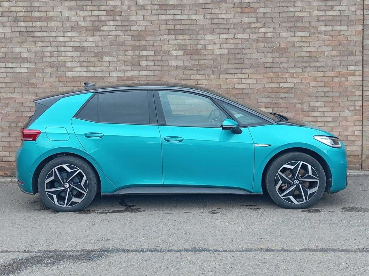 A 2023 VOLKSWAGEN ID3 Pro S 77kWh Tour Hatchback 5dr Electric Auto (4 Seat) (204 ps) A 2023 VOLKSWAGEN ID3 Pro S 77kWh Tour Hatchback 5dr Electric Auto (4 Seat) (204 ps)