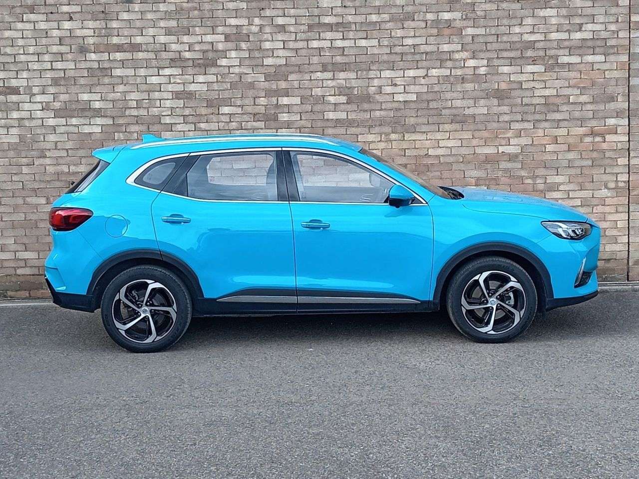 A 2024 MG MG HS 1.5 T-GDI 16.6kWh SE SUV 5dr Petrol Plug-in Hybrid Auto Euro 6 (s/s) (258 p A 2024 MG MG HS 1.5 T-GDI 16.6kWh SE SUV 5dr Petrol Plug-in Hybrid Auto Euro 6 (s/s) (258 p