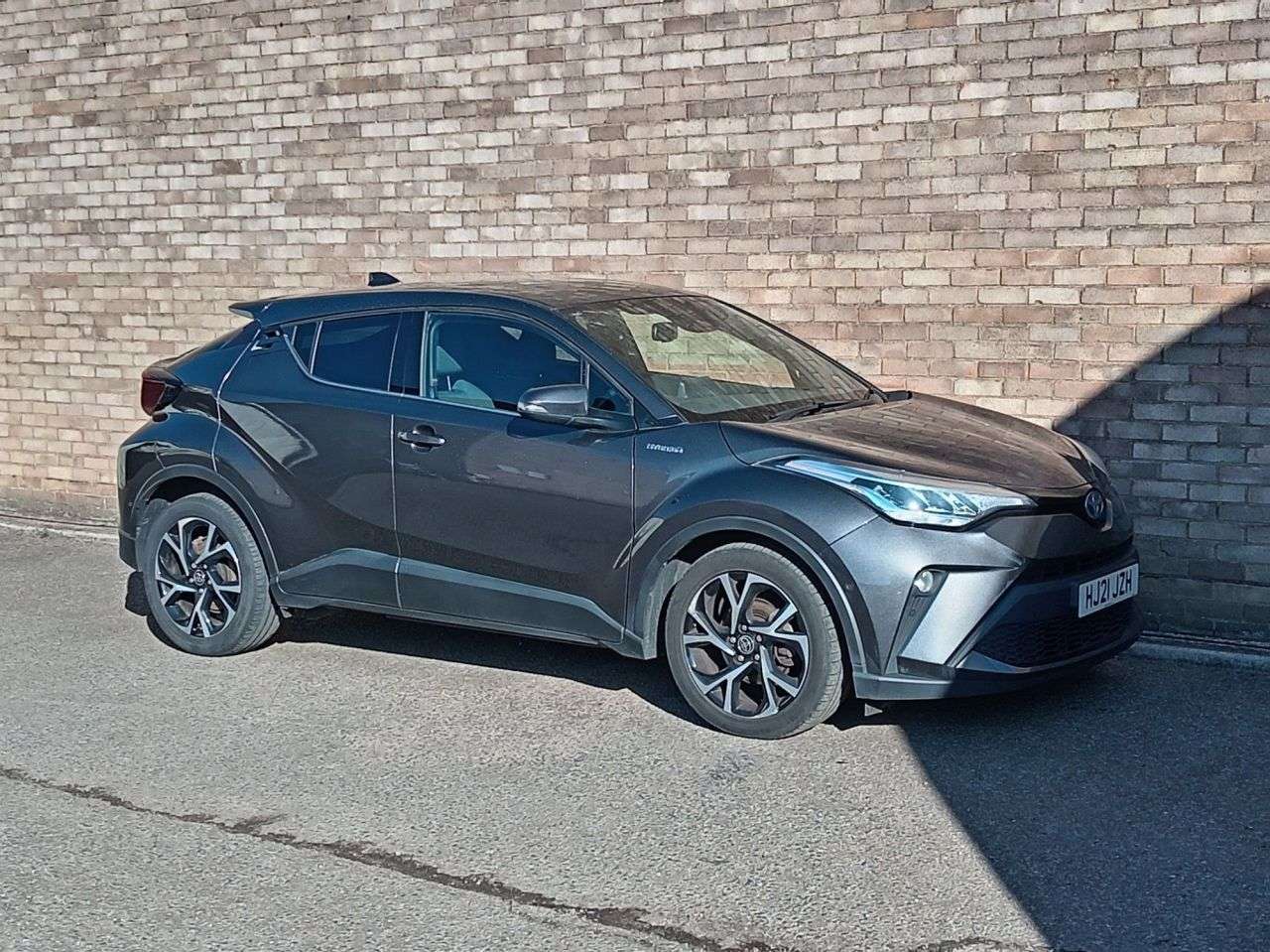 A 2021 TOYOTA C-HR 1.8 VVT-h GPF Design SUV 5dr Petrol Hybrid CVT Euro 6 (s/s) (122 ps) A 2021 TOYOTA C-HR 1.8 VVT-h GPF Design SUV 5dr Petrol Hybrid CVT Euro 6 (s/s) (122 ps)
