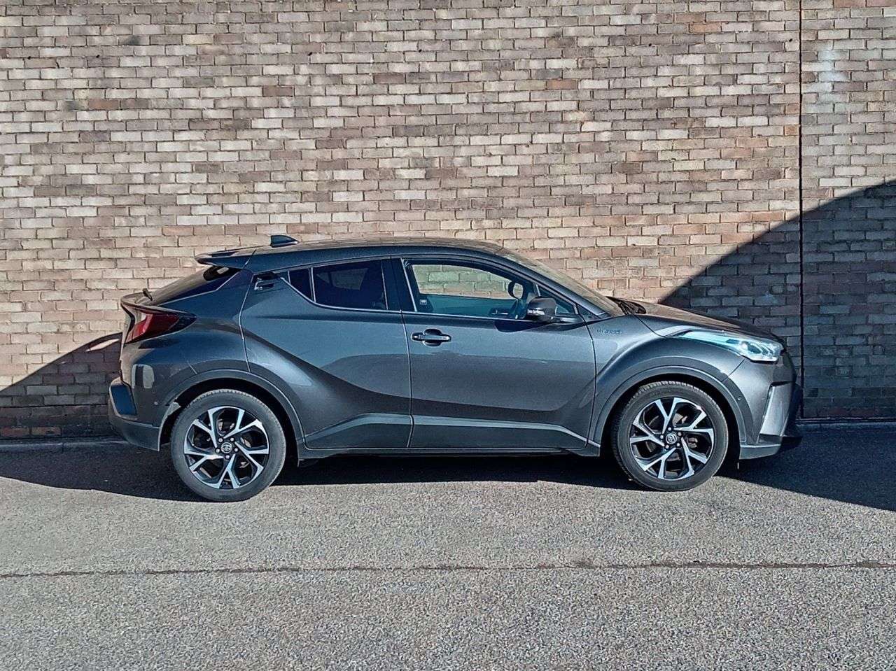 A 2021 TOYOTA C-HR 1.8 VVT-h GPF Design SUV 5dr Petrol Hybrid CVT Euro 6 (s/s) (122 ps) A 2021 TOYOTA C-HR 1.8 VVT-h GPF Design SUV 5dr Petrol Hybrid CVT Euro 6 (s/s) (122 ps)