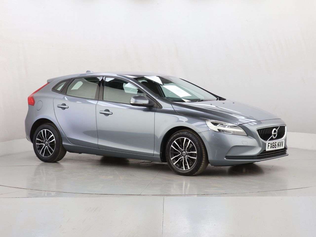 A 2016 VOLVO V40 2.0 T2 Momentum Hatchback 5dr Petrol Manual Euro 6 (s/s) (122 ps) A 2016 VOLVO V40 2.0 T2 Momentum Hatchback 5dr Petrol Manual Euro 6 (s/s) (122 ps)