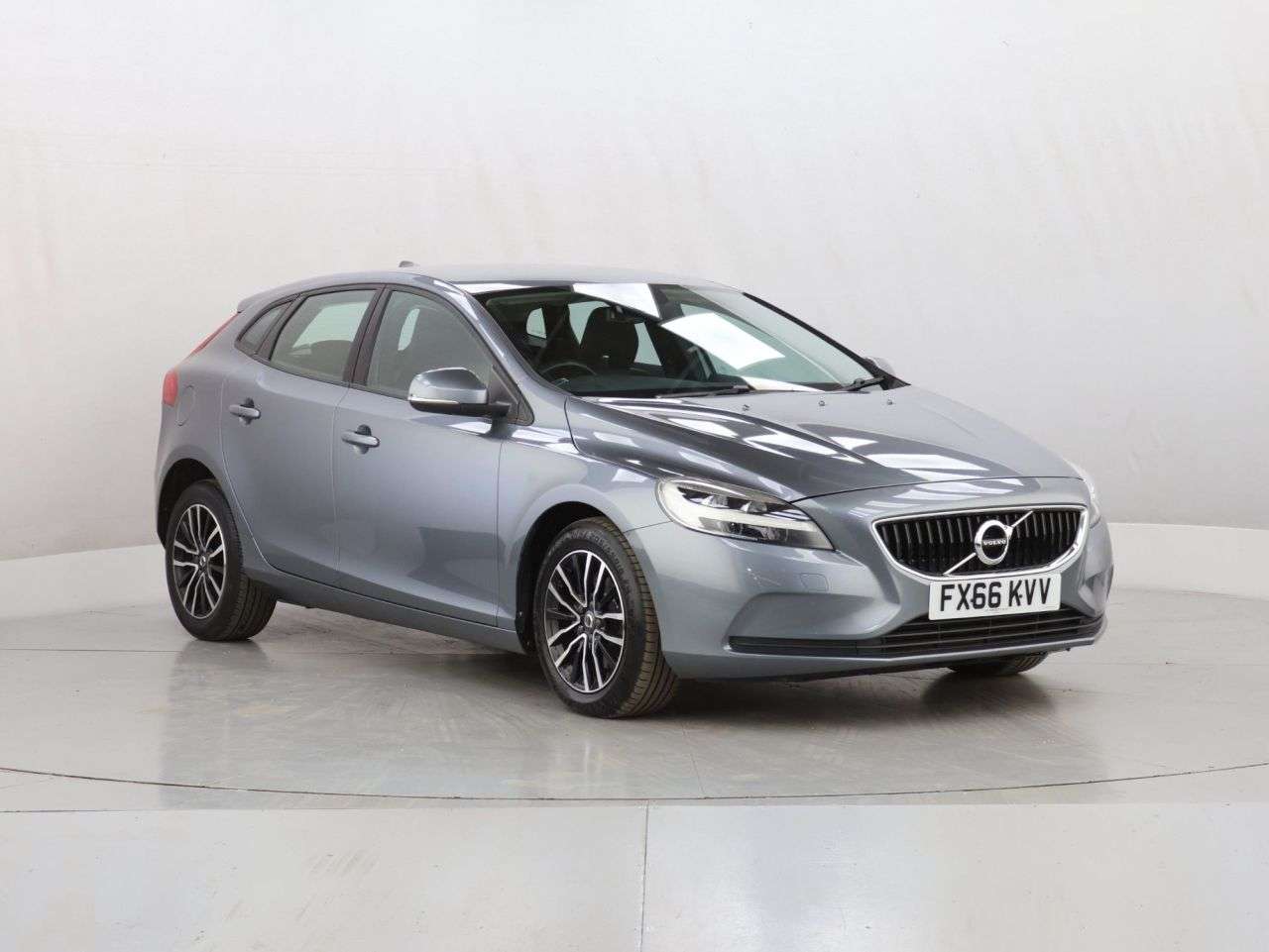 A 2016 VOLVO V40 2.0 T2 Momentum Hatchback 5dr Petrol Manual Euro 6 (s/s) (122 ps) A 2016 VOLVO V40 2.0 T2 Momentum Hatchback 5dr Petrol Manual Euro 6 (s/s) (122 ps)