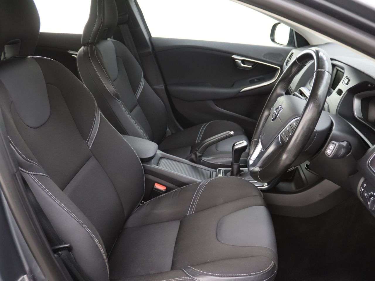 2016 VOLVO V40 2016 VOLVO V40